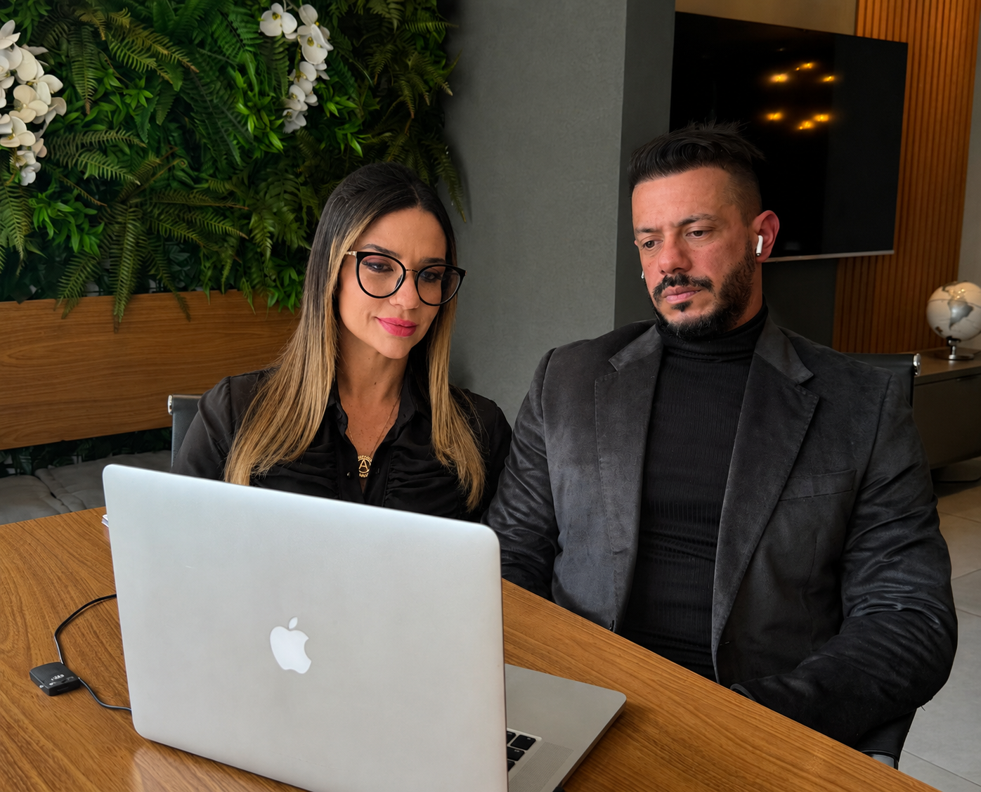 Teacher Daniel e Teacher Mandy no escritório